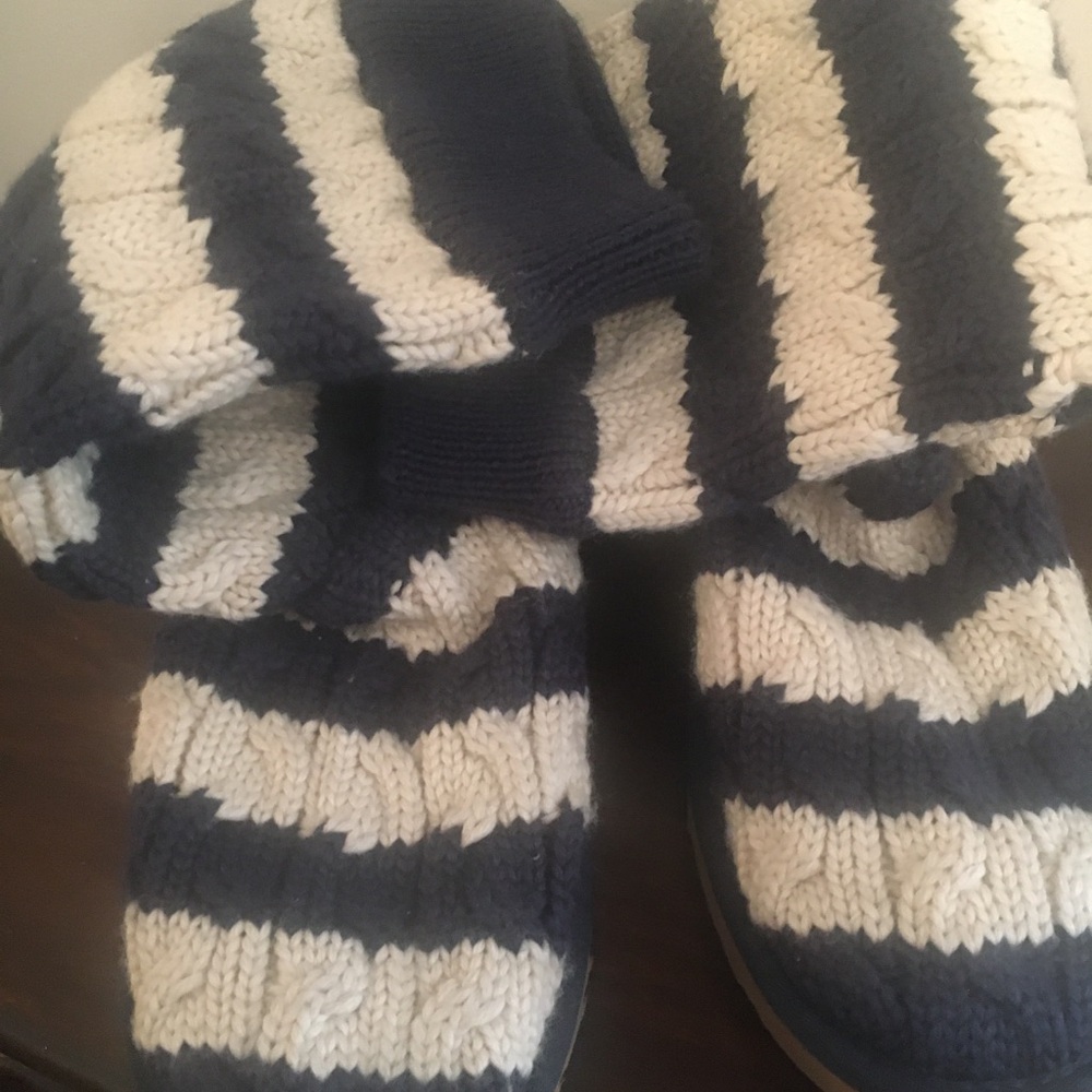 Navy blue & white knit Ugg Boots. Size 10. Great condition